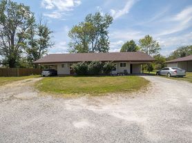 6825 N Browns Station Dr, Columbia, MO