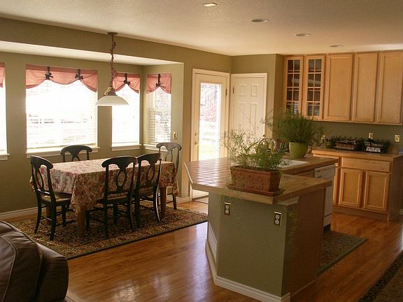 Kitchen w/wood floors