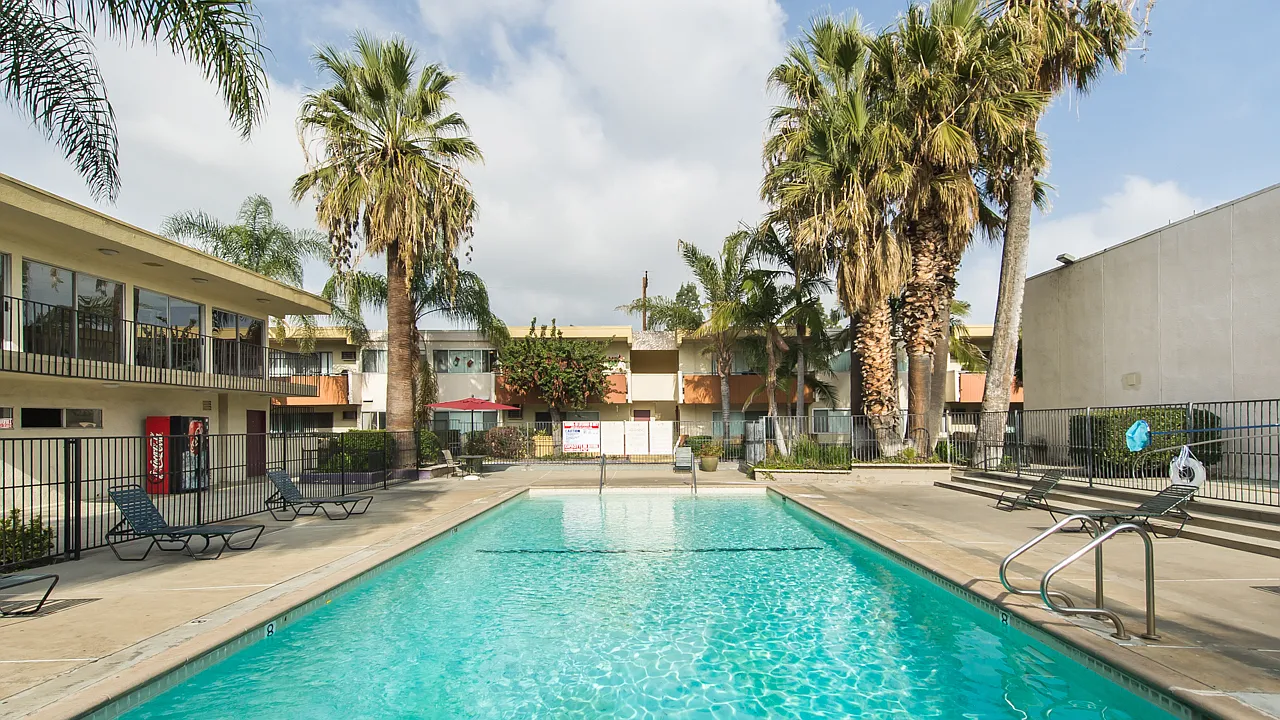 Las Palmas Apartment Homes — Photo 3