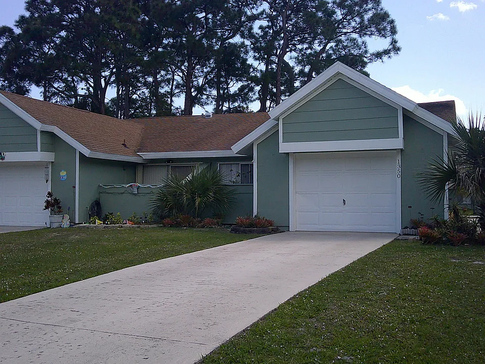 1350 SE La Haven Ct