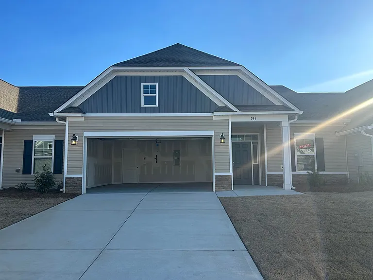 934 Manitou Cir — Photo 1