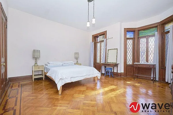 Rented by Wave Real Estate Group | media 89