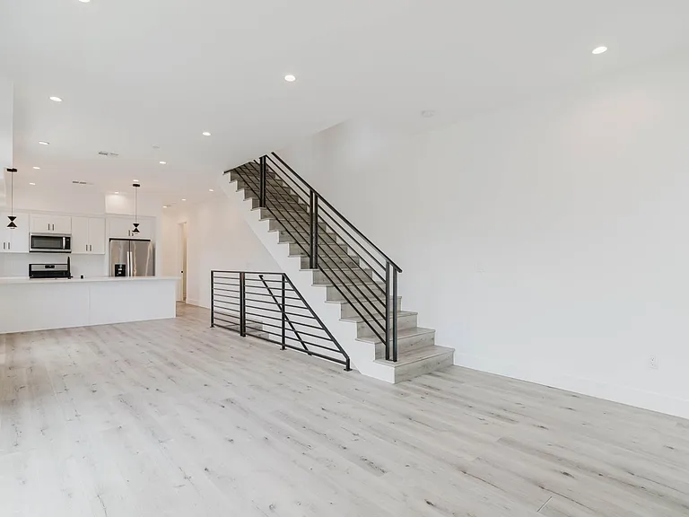 10853 Otsego St — Photo 13