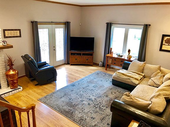 3rd image of 655 Shady Ln