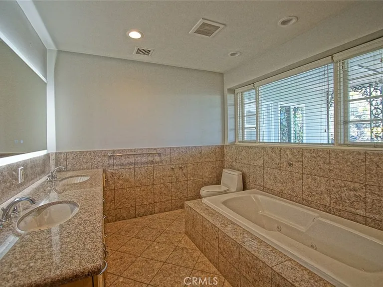 3915 Fredonia Dr — Photo 15