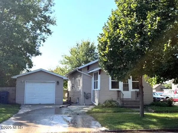 112 7th Ave SE, Watertown, SD 57201