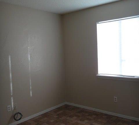 4th image of 910 High Country Dr