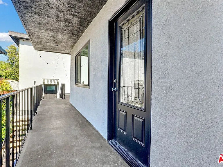 5726 Woodman Ave #4 — Photo 2