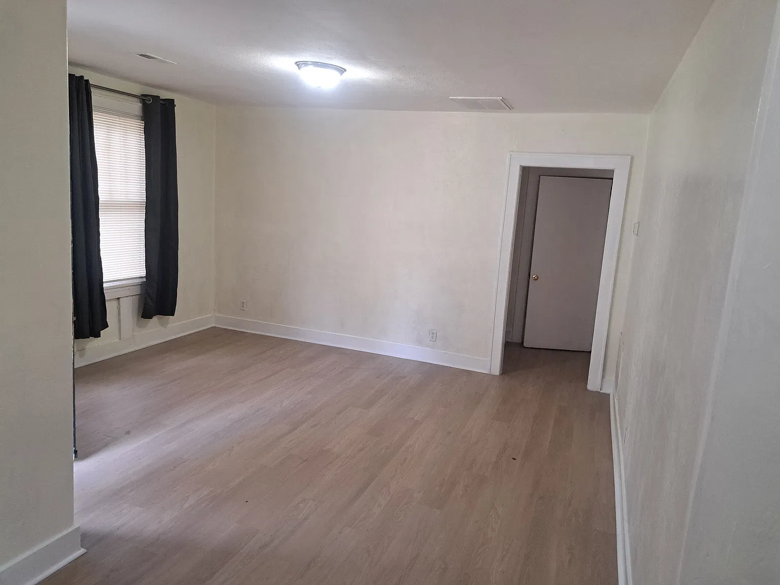 3 bed, 1.5 bath, 1194 sqft, $2,000 — Photo 2