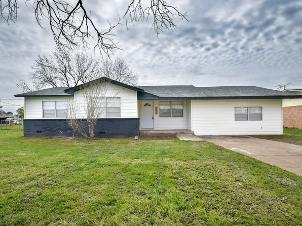 611 E Florida Ave, Waurika, OK 73573