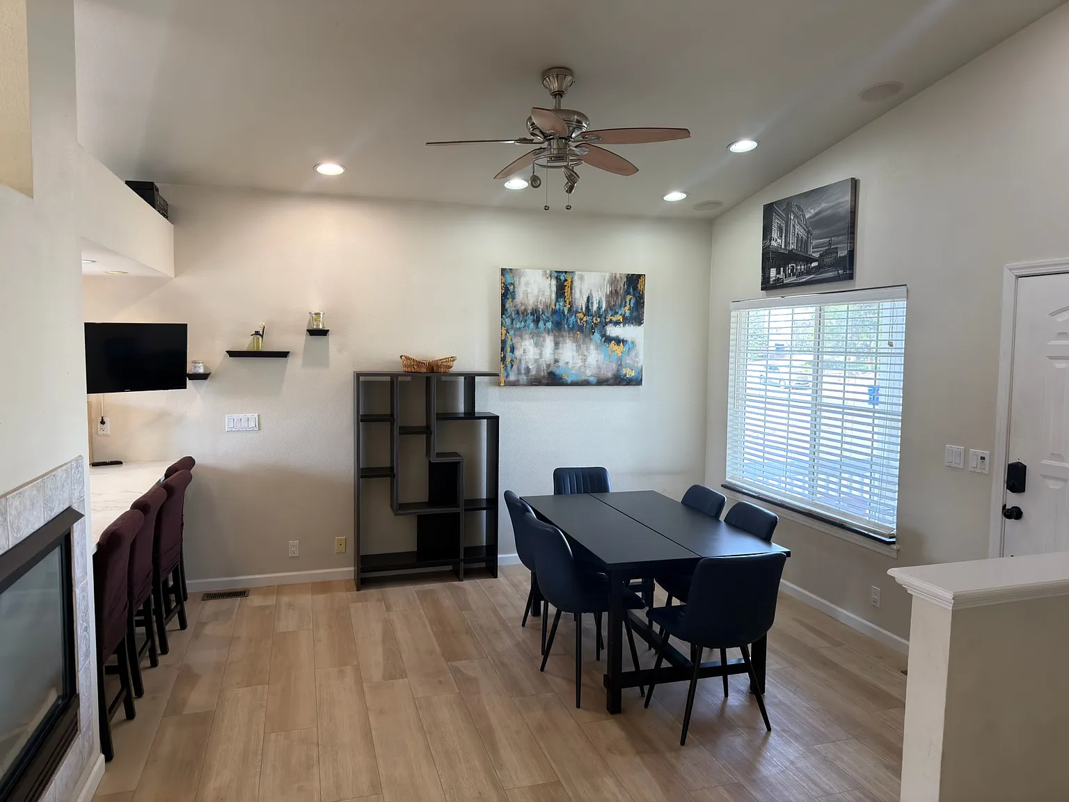 3 bed, 2056 sqft, $3,400 — Photo 2