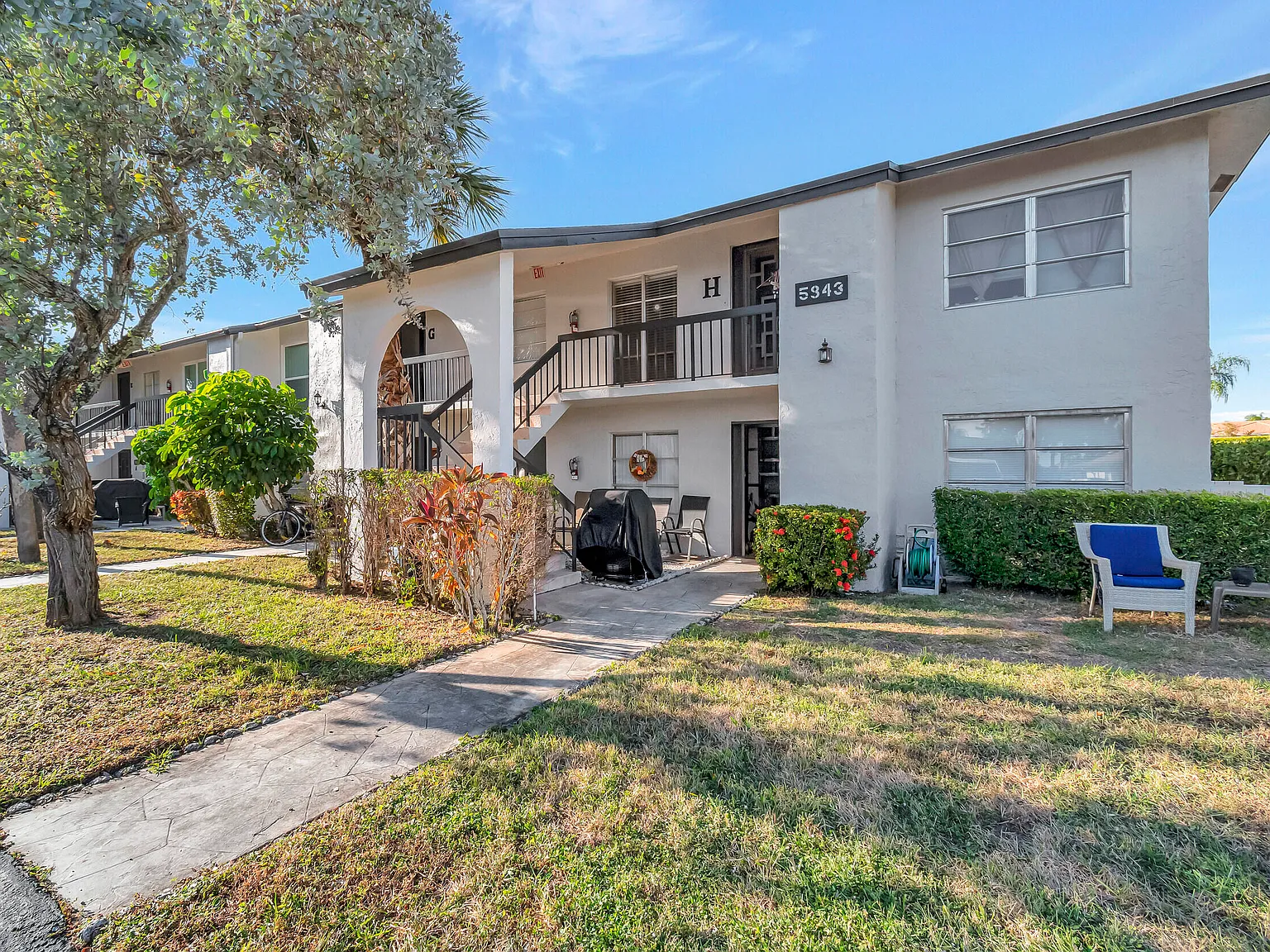 2 bed, 2.0 bath, 1198 sqft, $3,300 — Photo 2