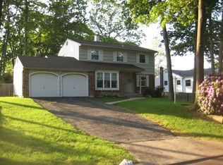 76 Avenue D, Farmingville, NY 11738