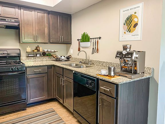 3rd image of 3482 Lansdowne Dr #135