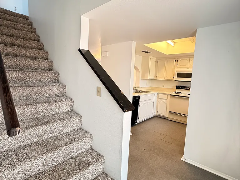 820 W 14th St — Photo 8