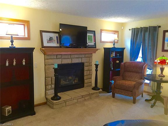 3rd image of 1059 Duxberry Dr