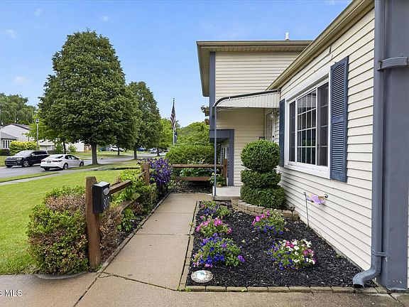 4th image of 807 W Poinsetta Ave