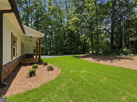 5th image of 1081 Drummond Rd