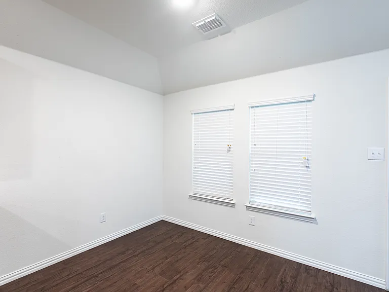 905 Silverbell St — Photo 7