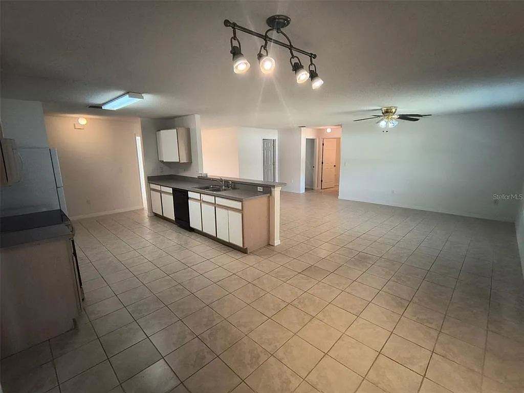 4 bed, 2.0 bath, 1921 sqft, $1,950 — Photo 4