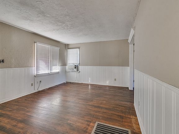 3rd image of 2300 Doris Ave