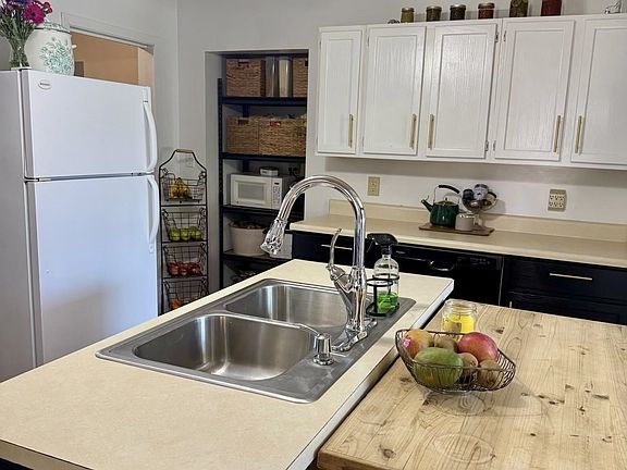 3rd image of 904 Hancock St