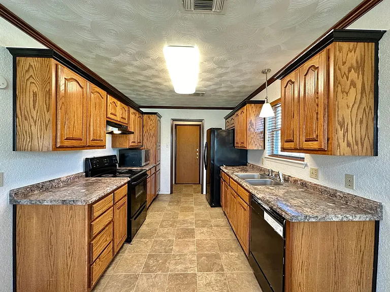 1602 Becker Dr — Photo 9
