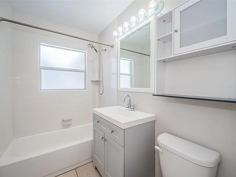 1039 Madison St — Photo 9