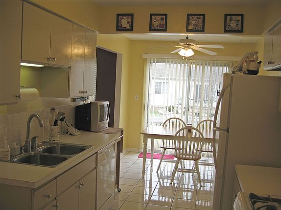 Sunny Eat-in Kitchen w/newer appliances