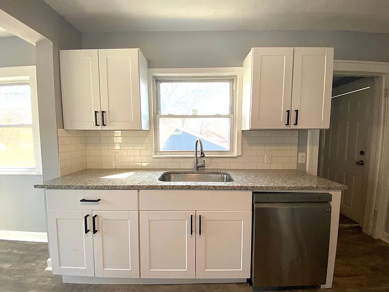 6043 Forest Ave — Photo 3