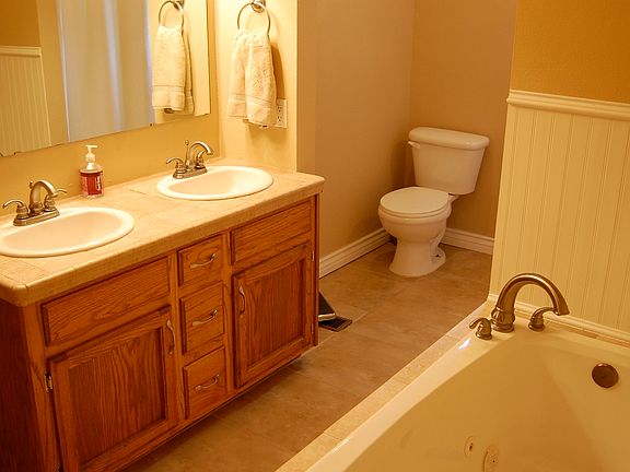 Dual vanities in master bath, Jetted tub