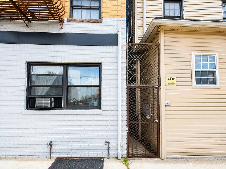 137 3rd St #2AA