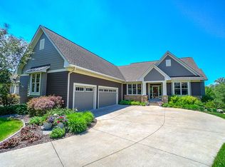 16 Osprey Ct, North Oaks, MN 55127