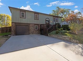 612 S Montclaire Dr, Olathe, KS 66061