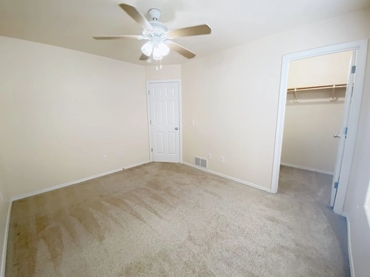 Beautiful and Bright Two Story Townhouse right off of Tudor Road - Close to ANMC! — Photo 3