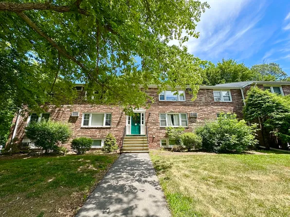 8 Myles Standish Dr Unit 2, Haverhill, MA 01835