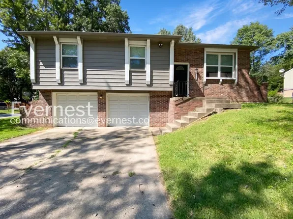 2805 NW Castle Dr, Blue Springs, MO 64015