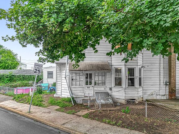 3rd image of 958 Queen St
