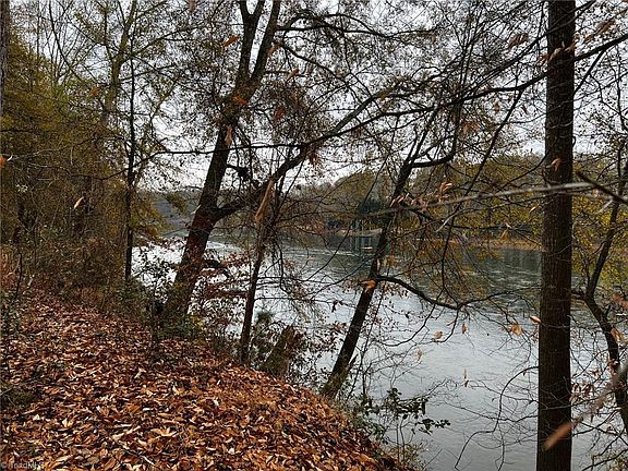 3rd image of 154 Lookout Dam Rd