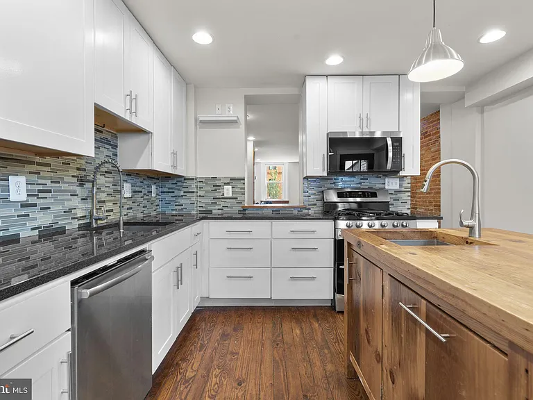 112 E Randall St — Photo 15