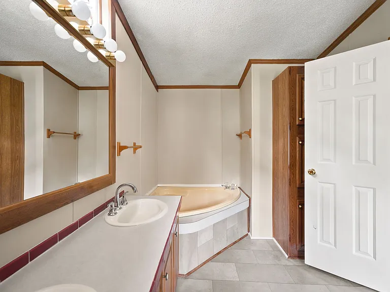 1042 Artic Loop — Photo 18