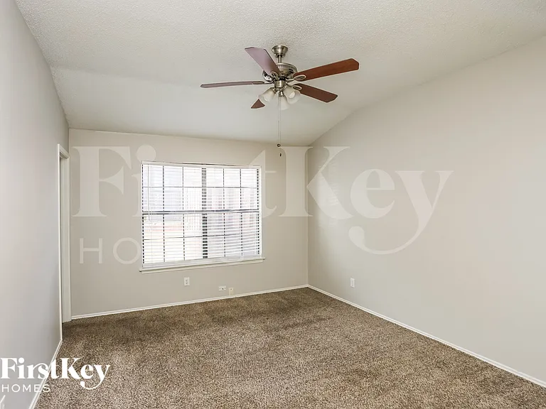 4368 Saugus Dr — Photo 8