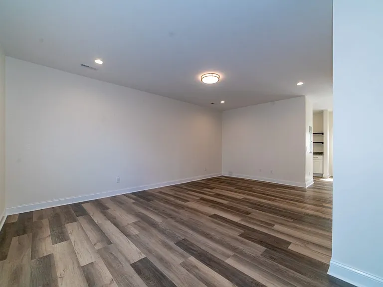 Midway Townhome — Photo 3
