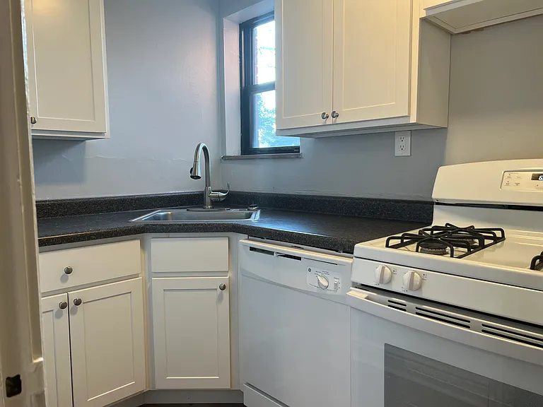 Royal Gardens Apartments — Photo 39