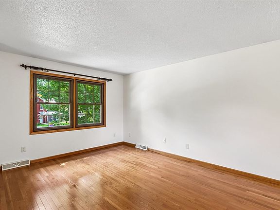 3rd image of 3044 Wayne Ave