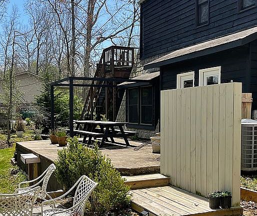 4th image of 94 Laurel Ln