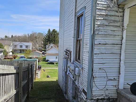 4th image of 211 Lagrange St