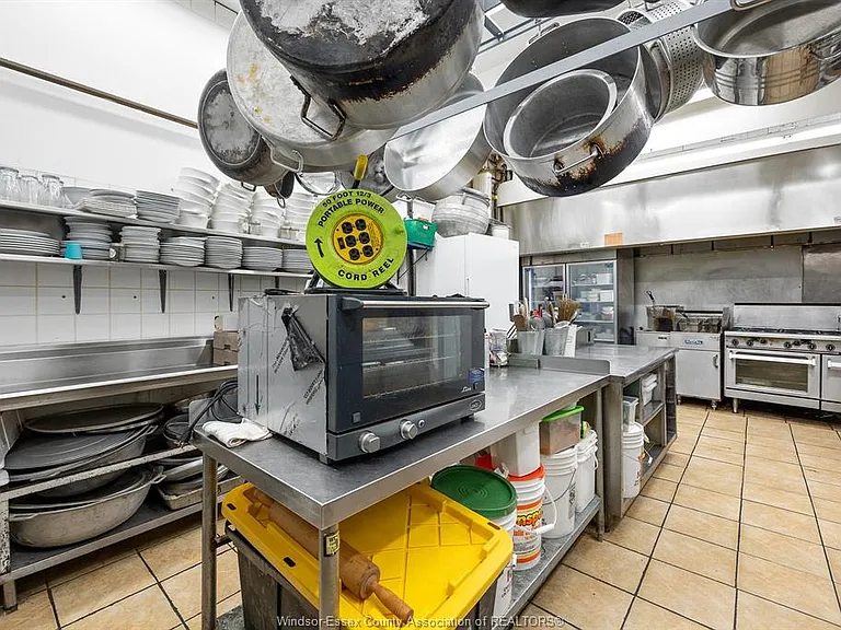 914 Erie St E — Photo 10