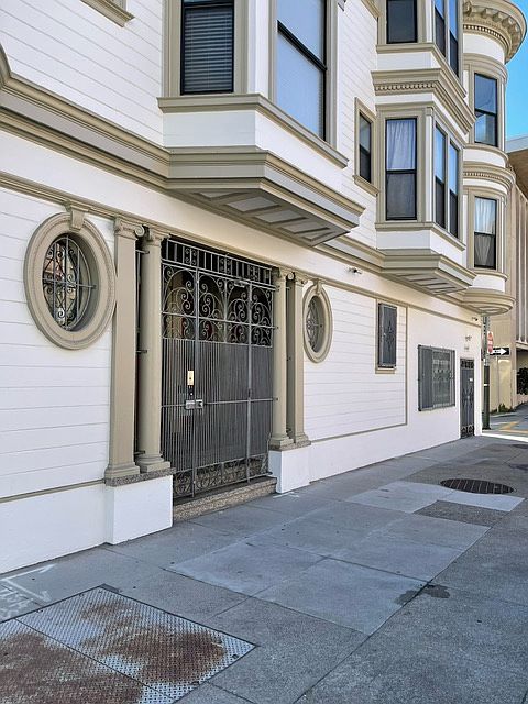 Corner building in idea location, 1-2 blocks from Chinatown and Little Italy!