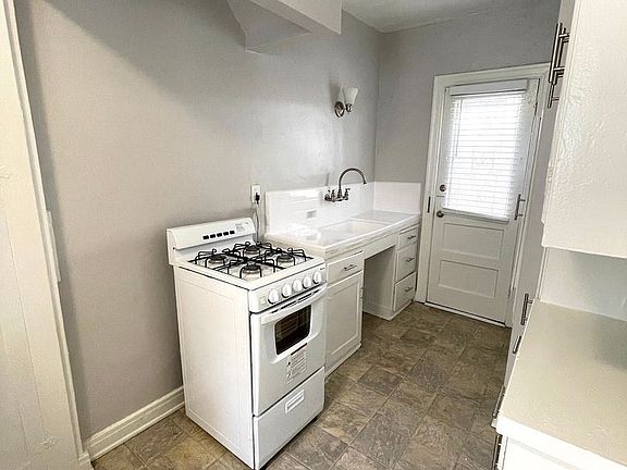 4th image of 834 N Poinsettia Pl #11475907